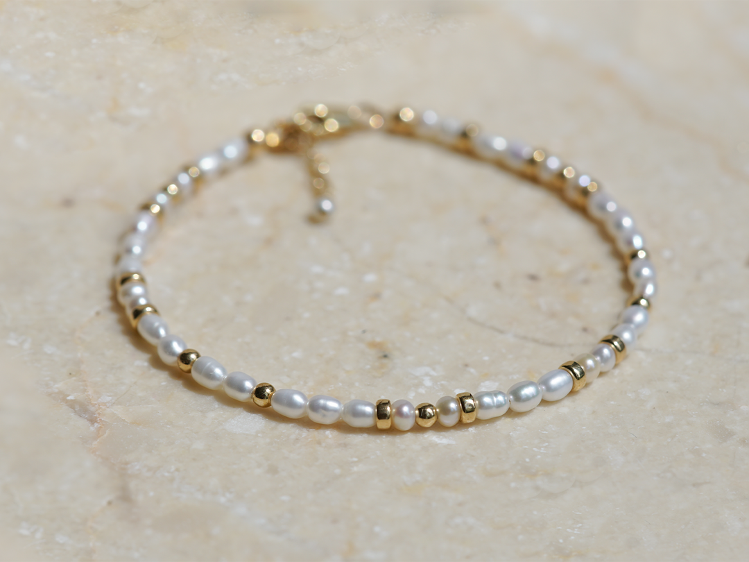 Maeve - Bracelet raffiné en perles d'eau douce avec perles dorées