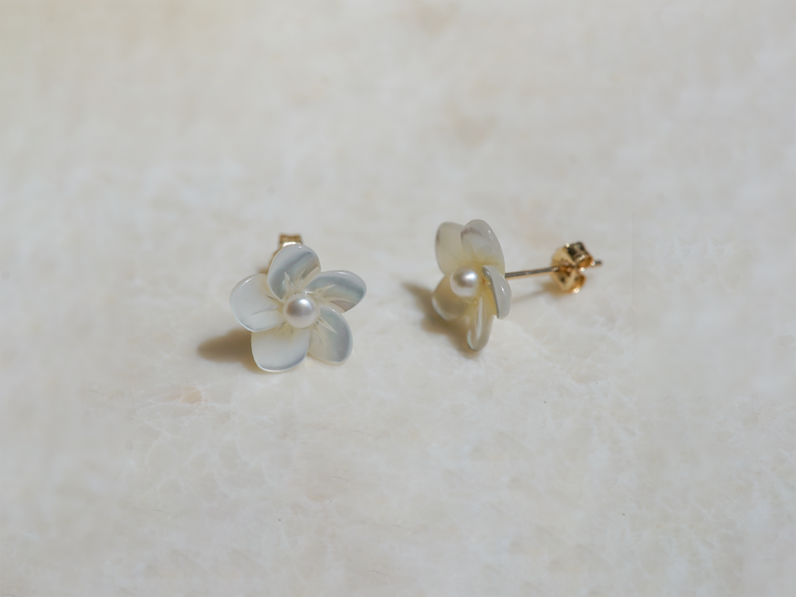 Charlotte - Zierliche Blumenohrstecker in Weiß
