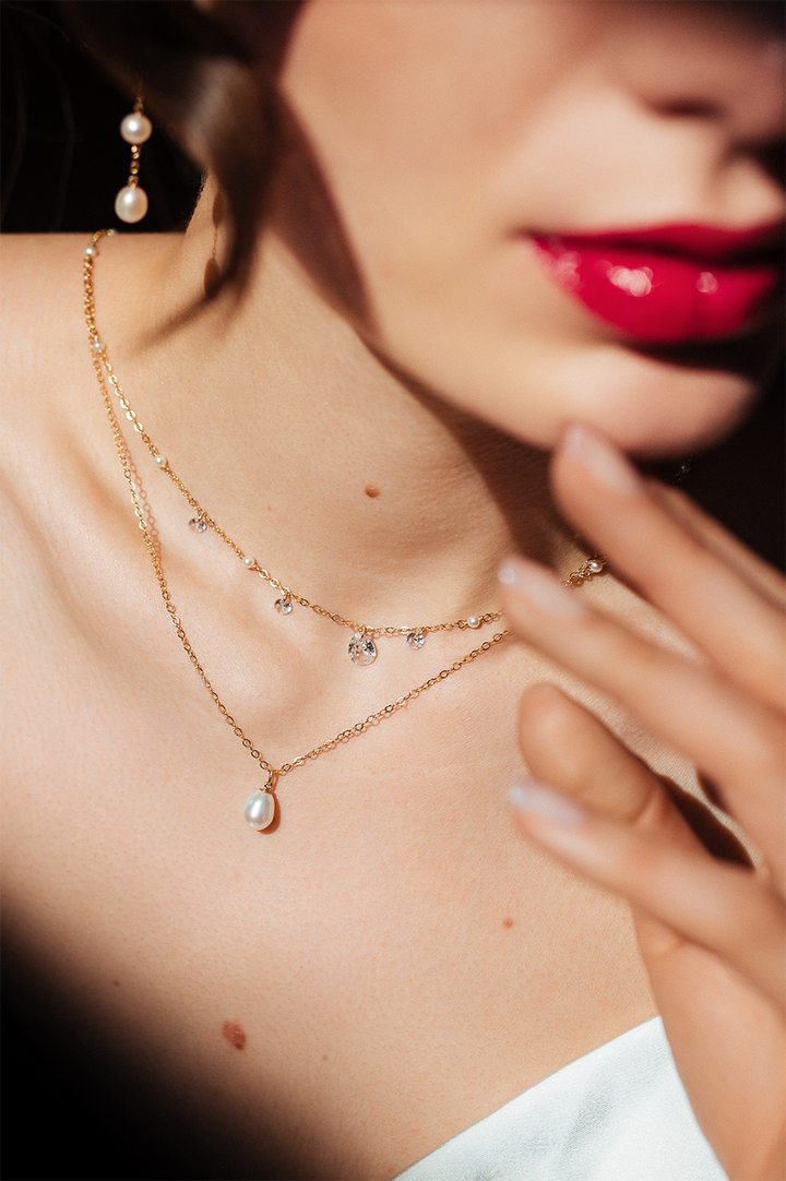 Lili - Collier de dos avec diamants flottants pour la mariée