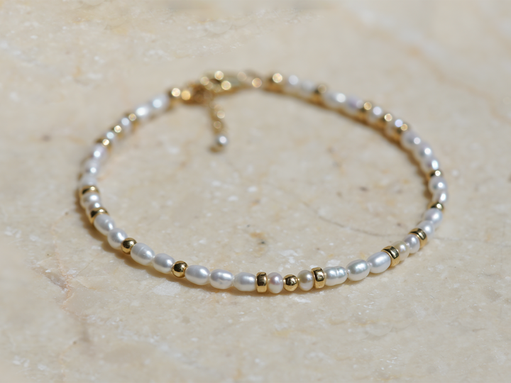 Maeve - Bracelet raffiné en perles d'eau douce avec perles dorées