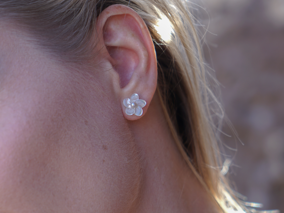 Boucles d'Oreilles Fleur de Tiaré en Nacre – Éclat Naturel et Élégan Boucles d'Oreilles Fleur de Tiaré en Nacre – Éclat Naturel et Élégan