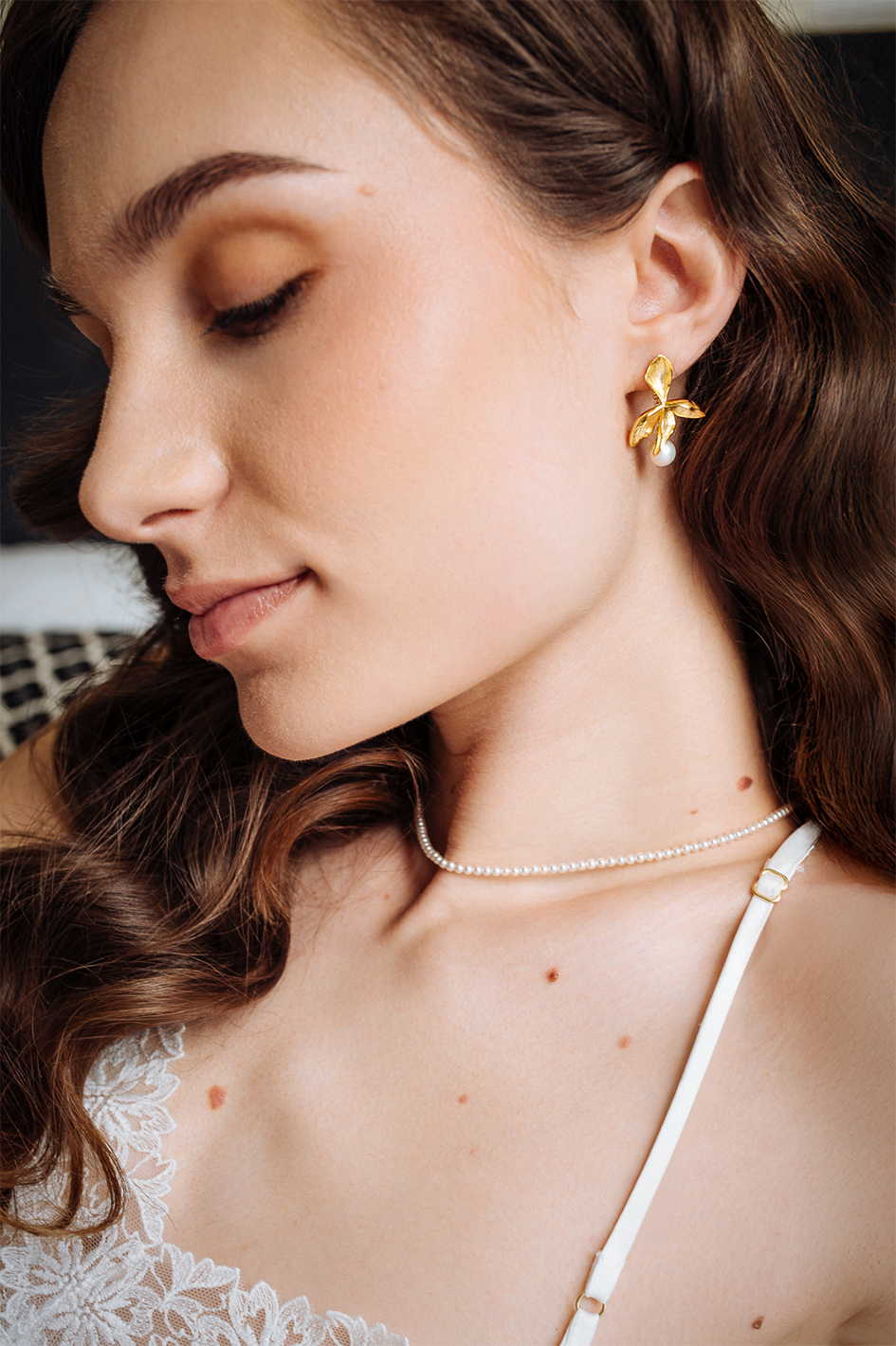 Laura Earrings - Golden Flower earrings with Round Pearl