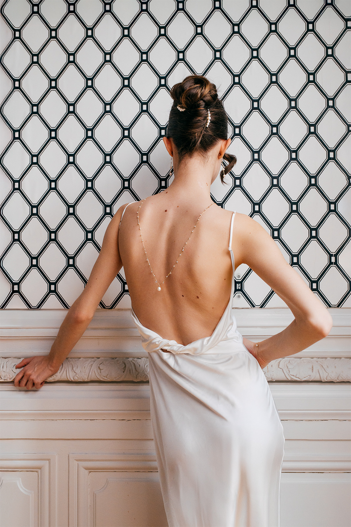Lili - Collier de dos avec diamants flottants pour la mariée