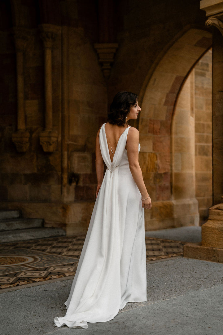Esmée - Rückenkette mit Barockperlen am Kleid befestigt