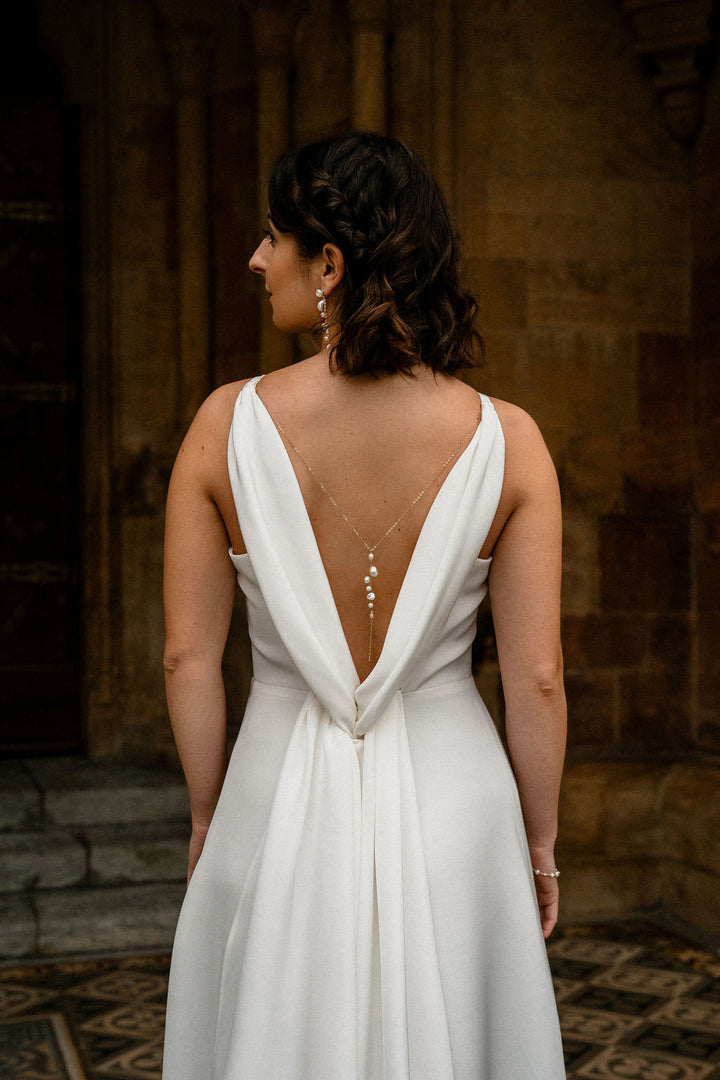 Esmée - Rückenkette mit Barockperlen am Kleid befestigt