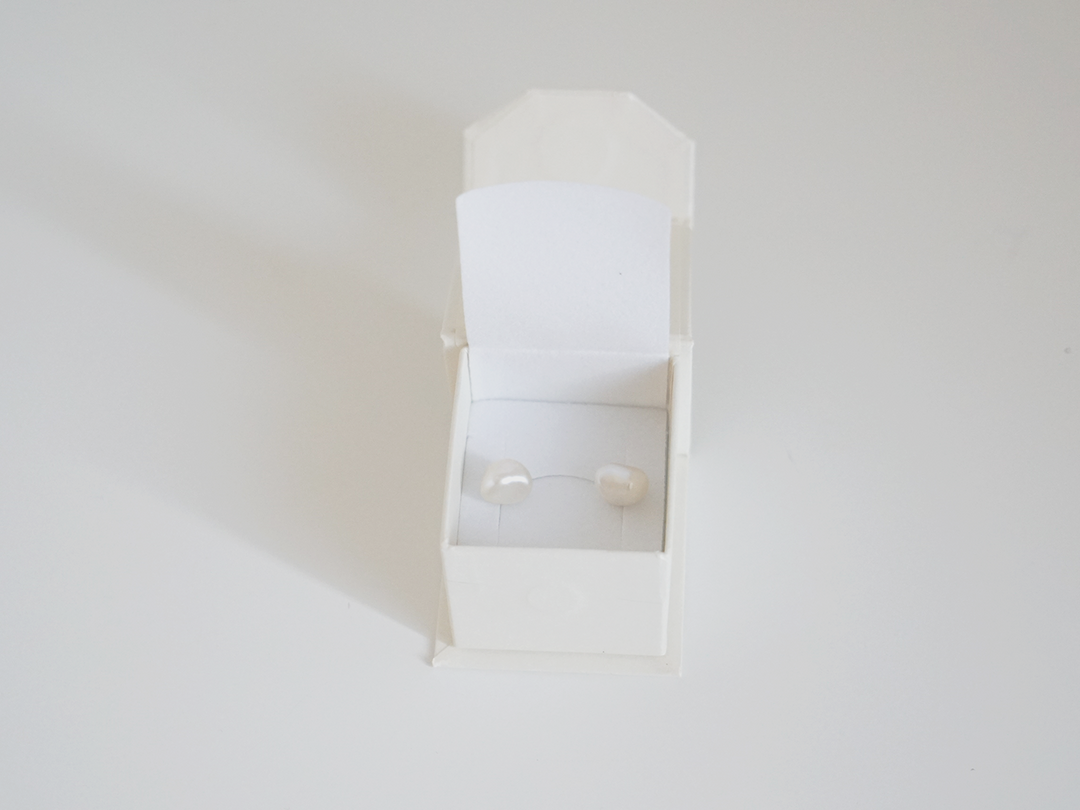 Studs, ring, short earrings box - Premium
