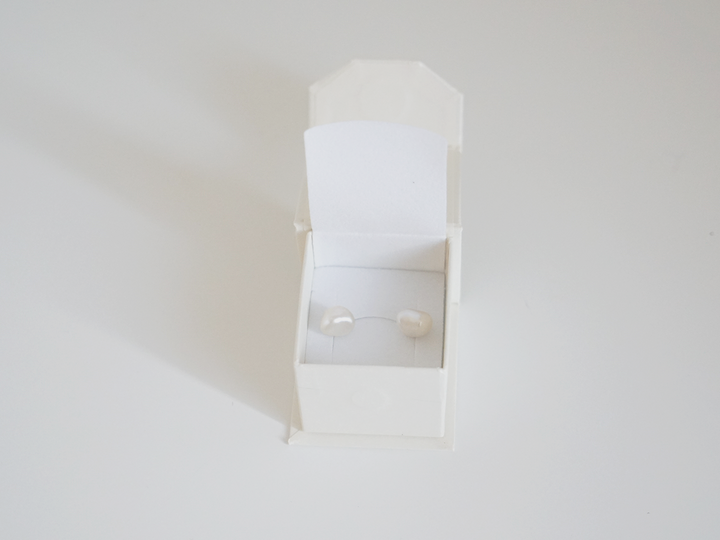 Studs, ring, short earrings box - Premium