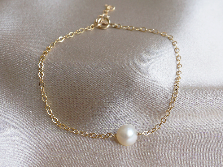 dainty one pearl bracelet