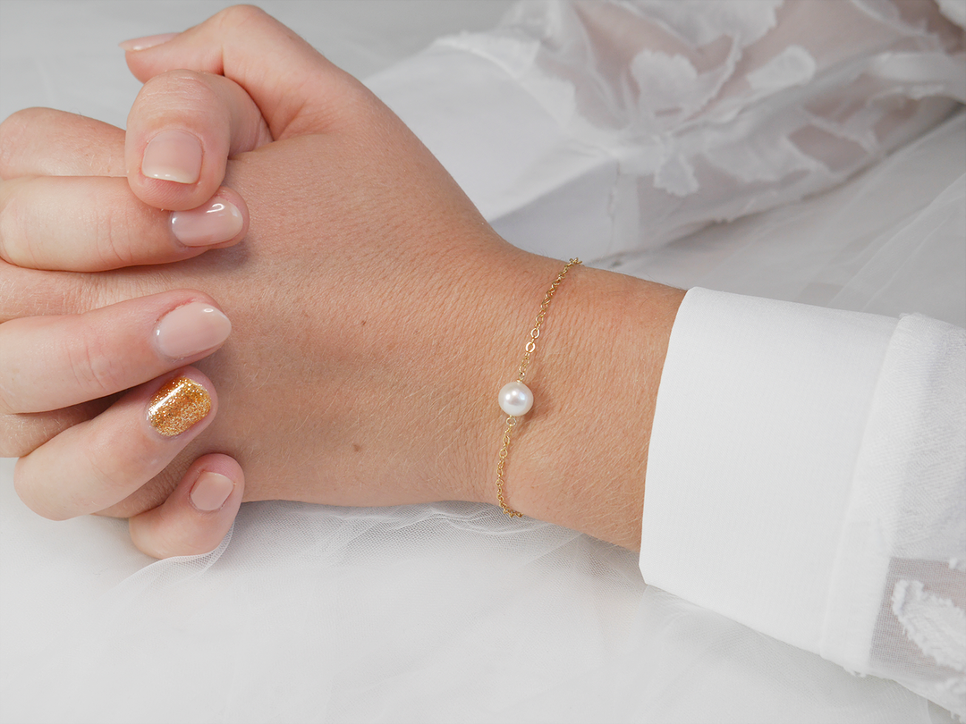 elegant single pearl bracelet woman