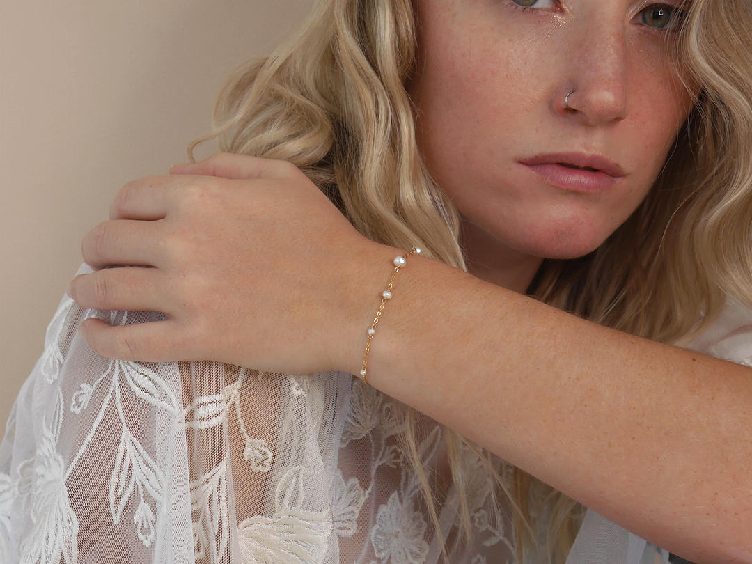 Aimée - Dainty natural pearl bracelet